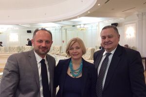 Украинские переговорщики Роман Безсмертный, Ирина Геращенко и Евгений Марчук в Минске