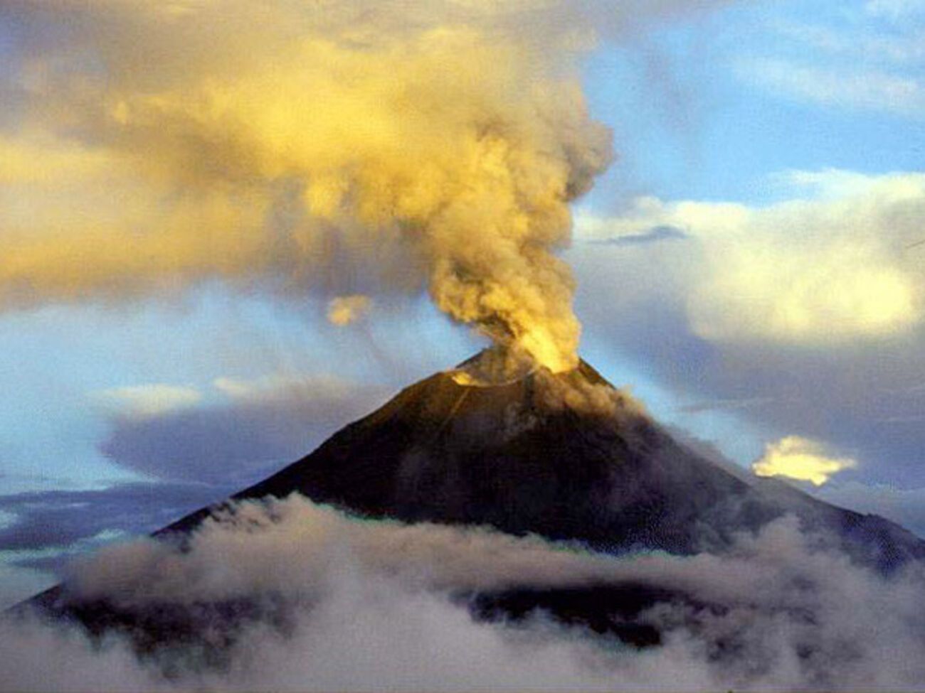 Вулкан выбросил шестикилометровый столб пепла