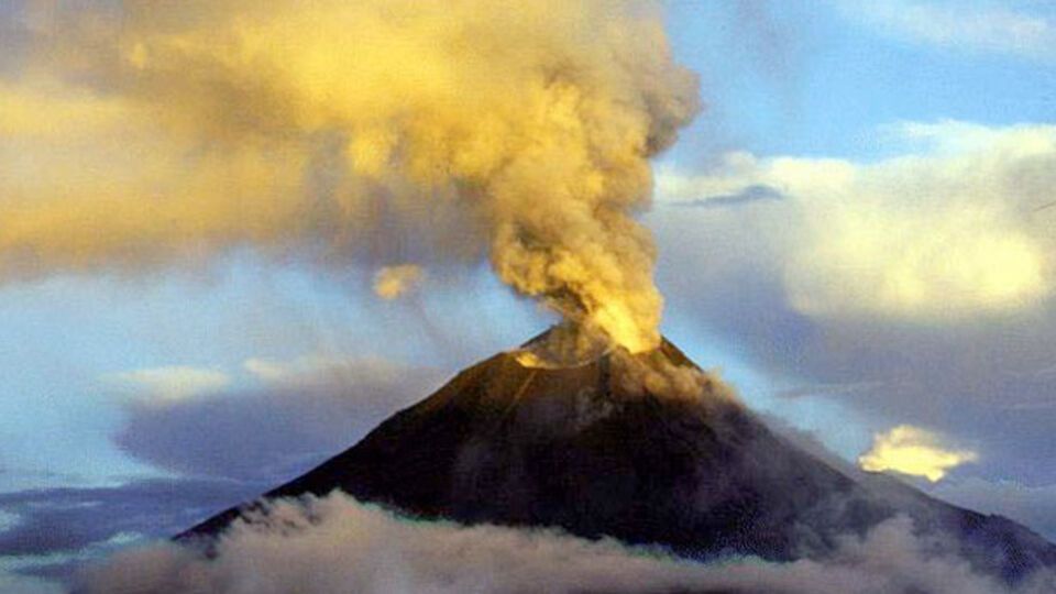Вулкан выбросил шестикилометровый столб пепла