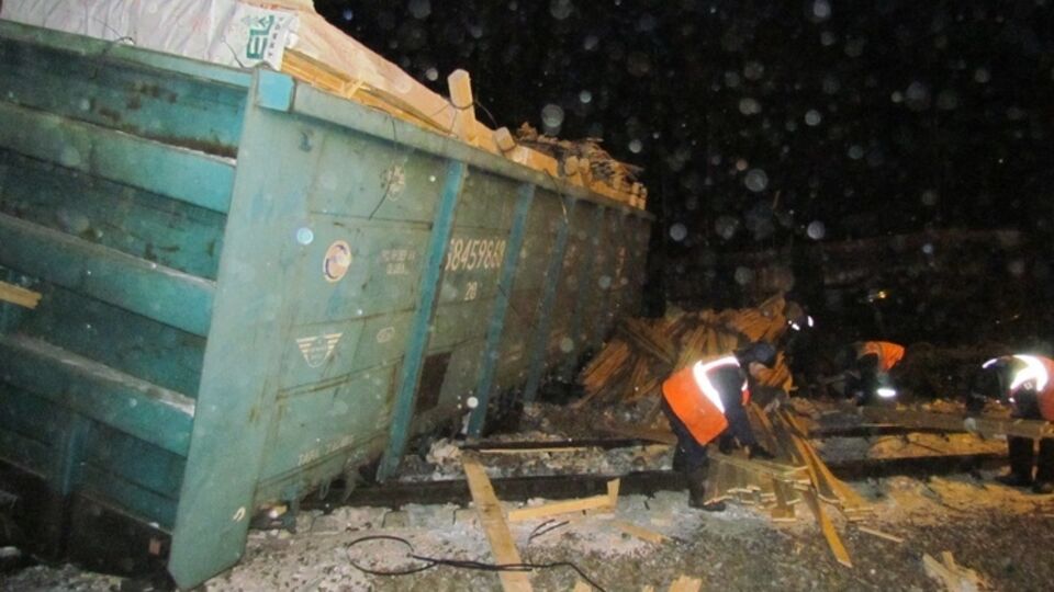 С рельсов сошли две платформы с контейнерами и пять вагонов с пиломатериалами