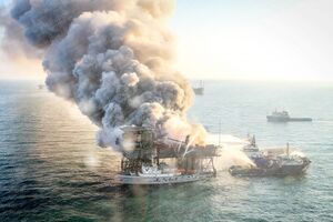 В Каспийском море продолжаются работы по поиску тел погибших нефтяников