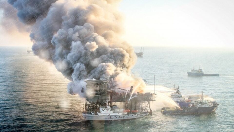 В Каспийском море продолжаются работы по поиску тел погибших нефтяников