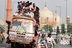 Многие транспортные средства в Пакистане работают на сжиженном газе