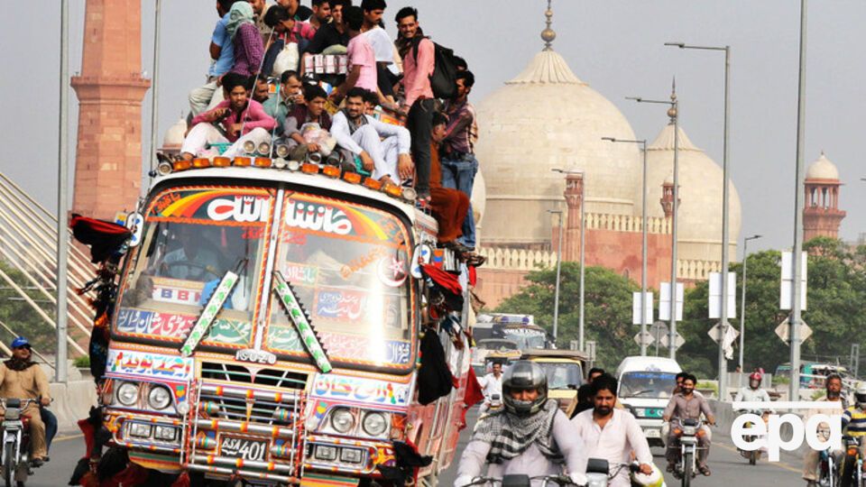 Многие транспортные средства в Пакистане работают на сжиженном газе