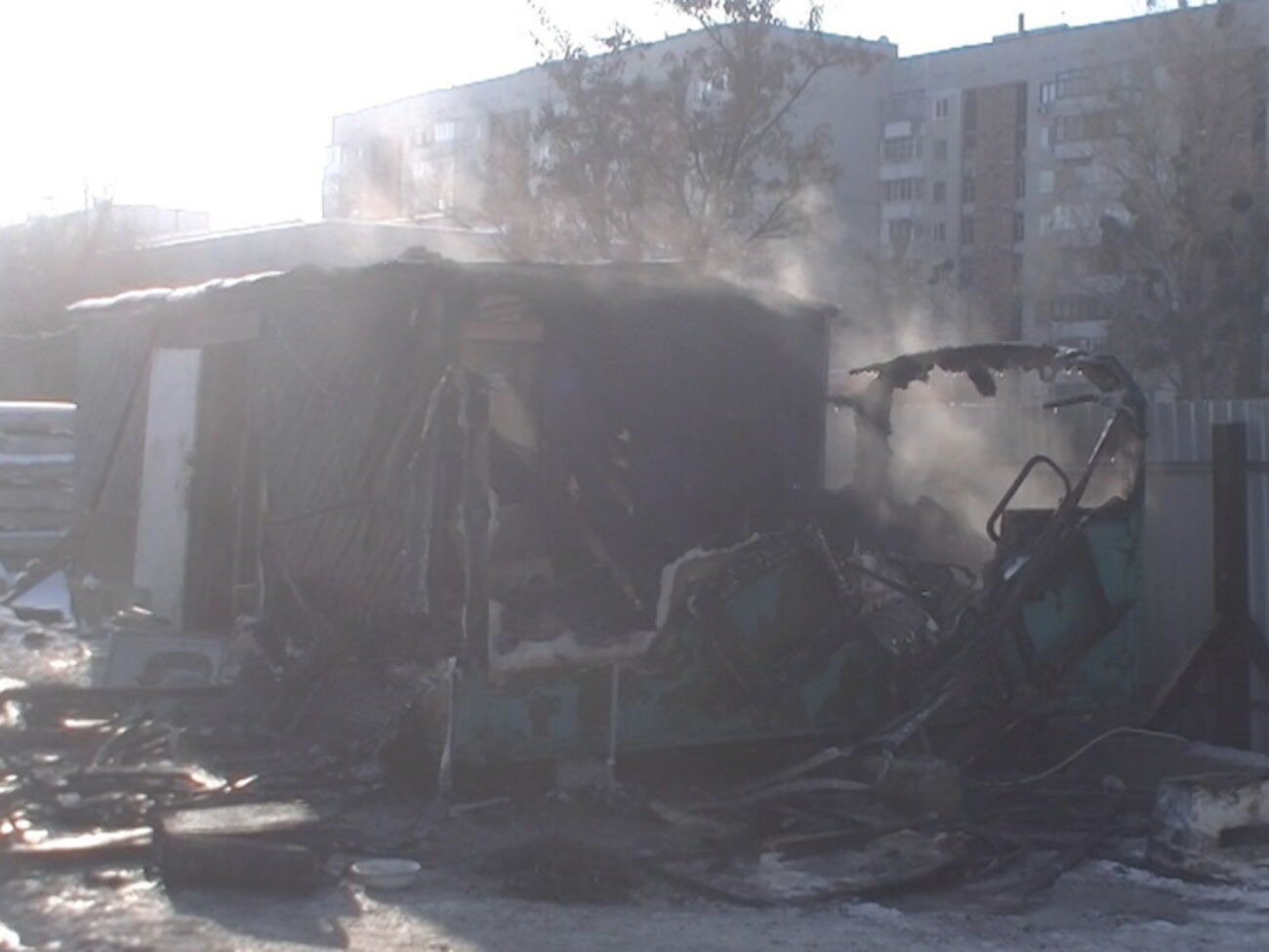 Сгоревший вагончик, где жили бездомные, находился на огороженной территории