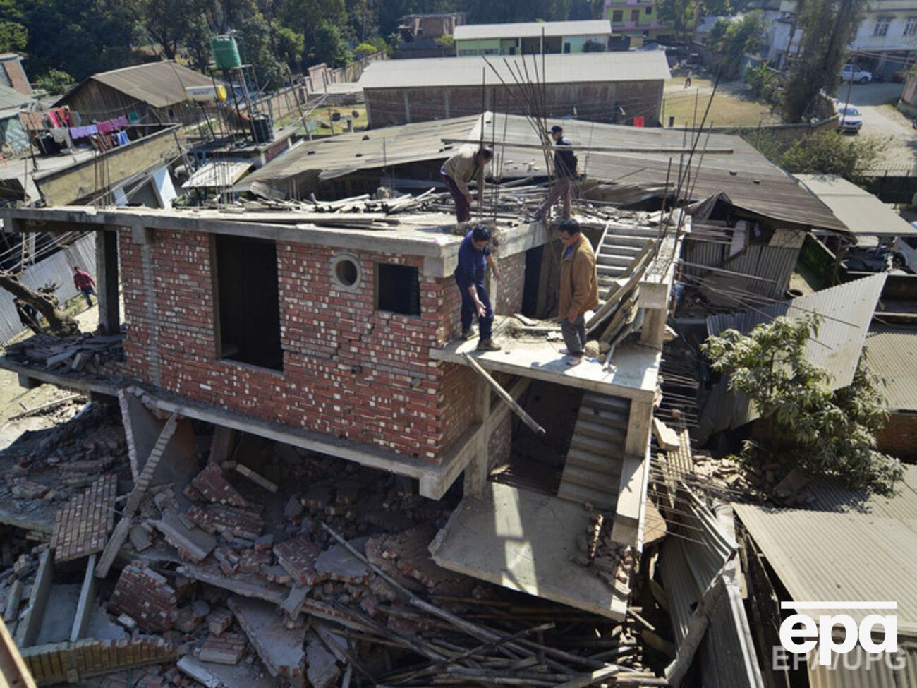 Люд разбирают завалы