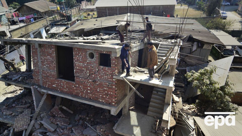 Люд разбирают завалы