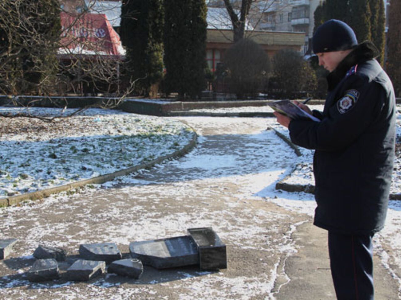 Информация о разрушении доски Степану Бандере поступила в полицию сегодня днем