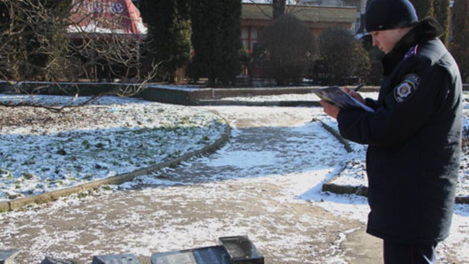 Информация о разрушении доски Степану Бандере поступила в полицию сегодня днем