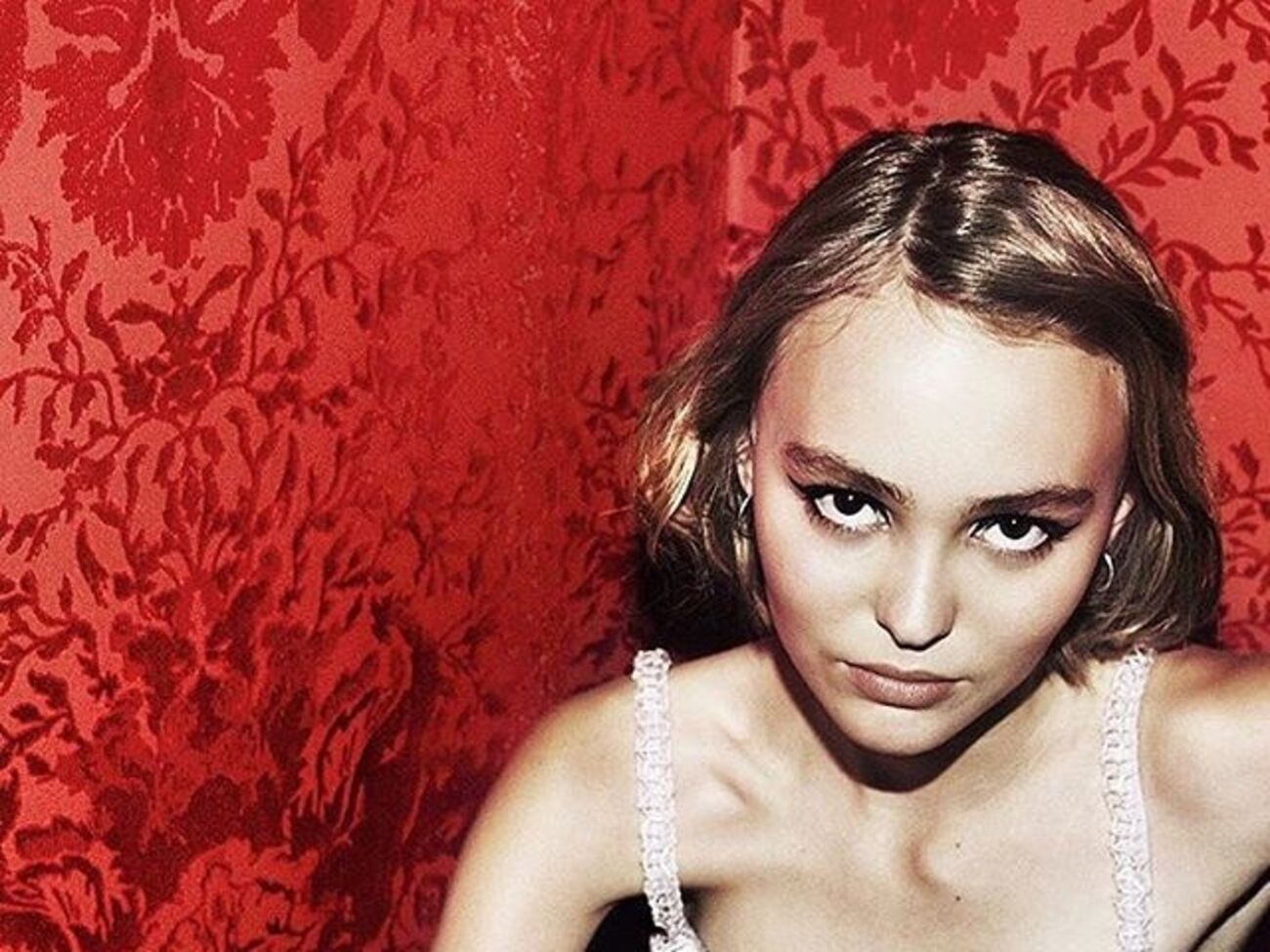 Лили-Роуз Депп позировала для глянцевого журнала в гламурном образе