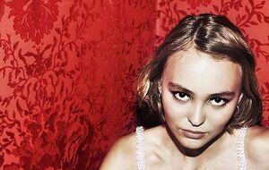 Лили-Роуз Депп позировала для глянцевого журнала в гламурном образе