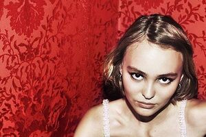 Лили-Роуз Депп позировала для глянцевого журнала в гламурном образе