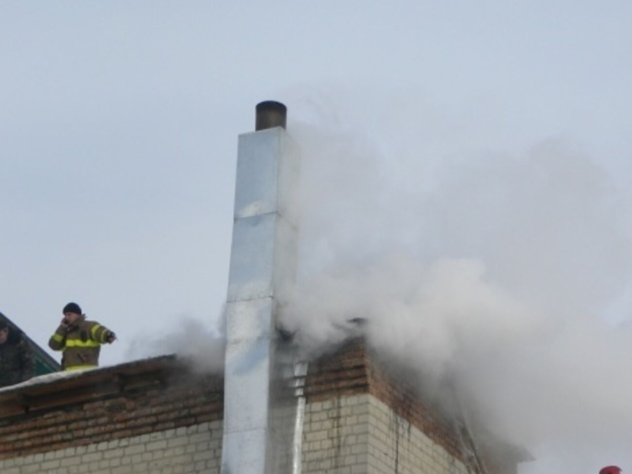 Спасатели залезли на горящую крышу с помощью раздвижных лестниц