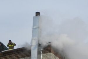 Спасатели залезли на горящую крышу с помощью раздвижных лестниц