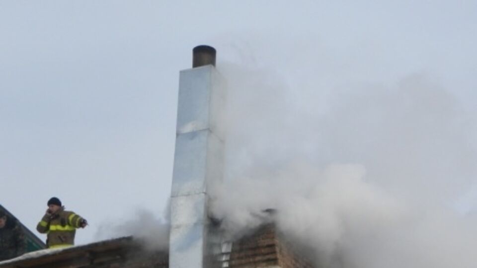 Спасатели залезли на горящую крышу с помощью раздвижных лестниц