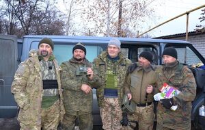 Погибший боец Роман Бочаров второй слева