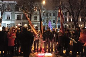 В Латвии прошла акция в знак солидарности с Украиной в борьбе против агрессии РФ. Фоторепортаж