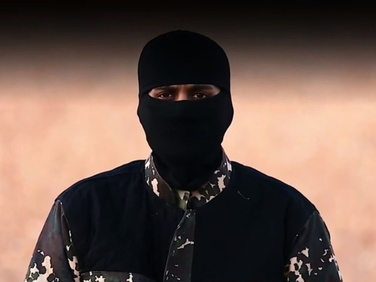 Сиддхартха Дхар воспитывался в семье индуистов, однако позже принял ислам и вступил в ряды боевиков