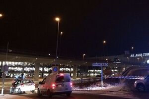 Полицейские автомобили въезжают на парковку аэропорта