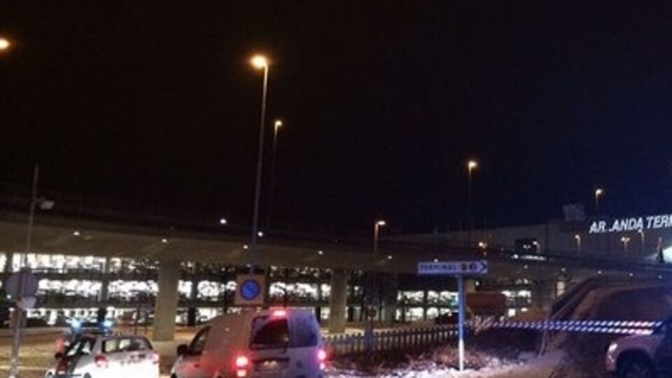 Полицейские автомобили въезжают на парковку аэропорта