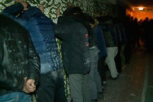 У задержанных изъяли гранату, травматические и газовые пистолеты, патроны и гильзы, ножи, металлические и деревянные дубинки
