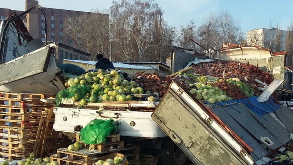 Металлическая обшивка полуприцепа была полностью разрушена