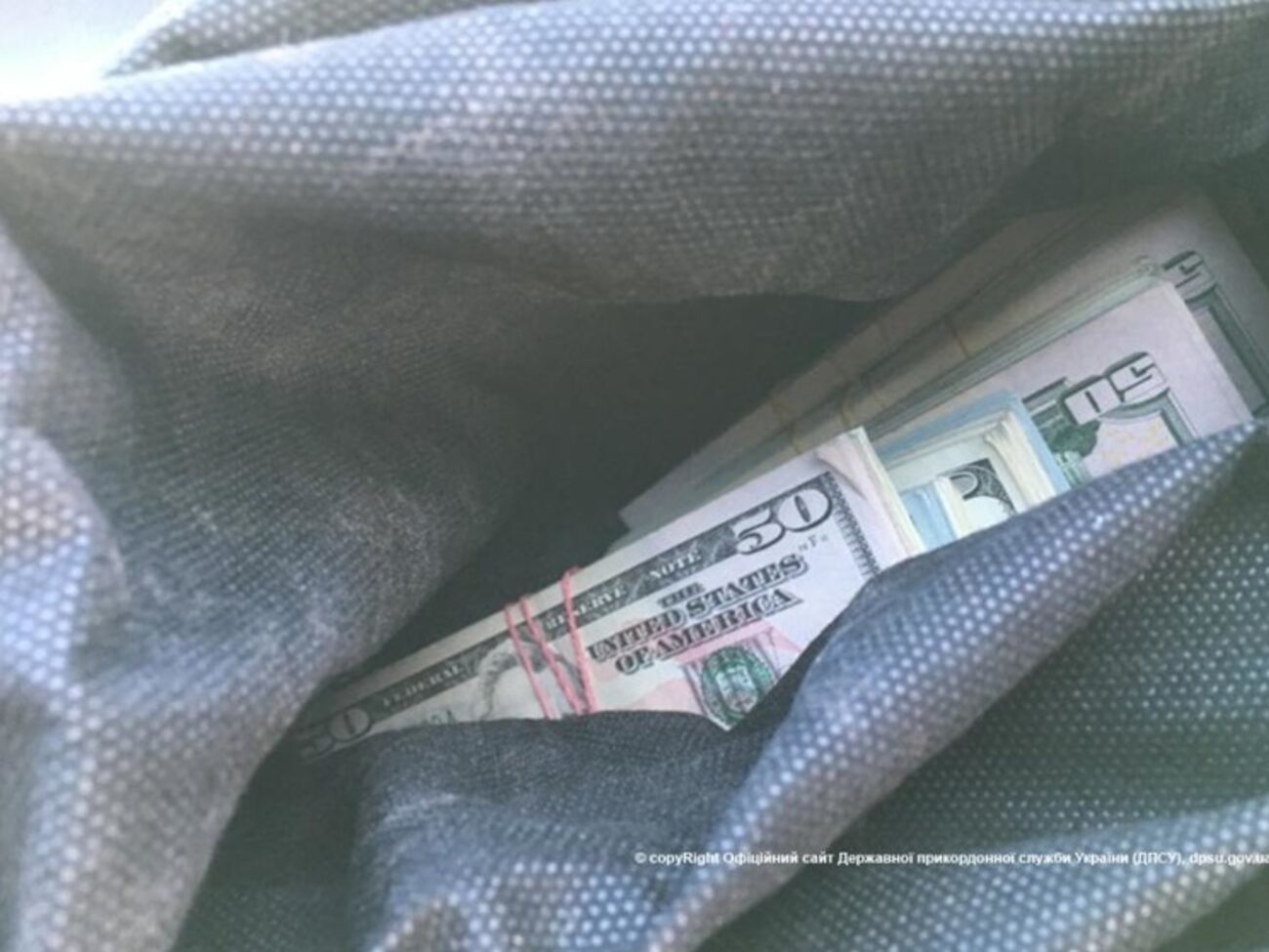 Пограничники нашли валюту в подушке безопасности