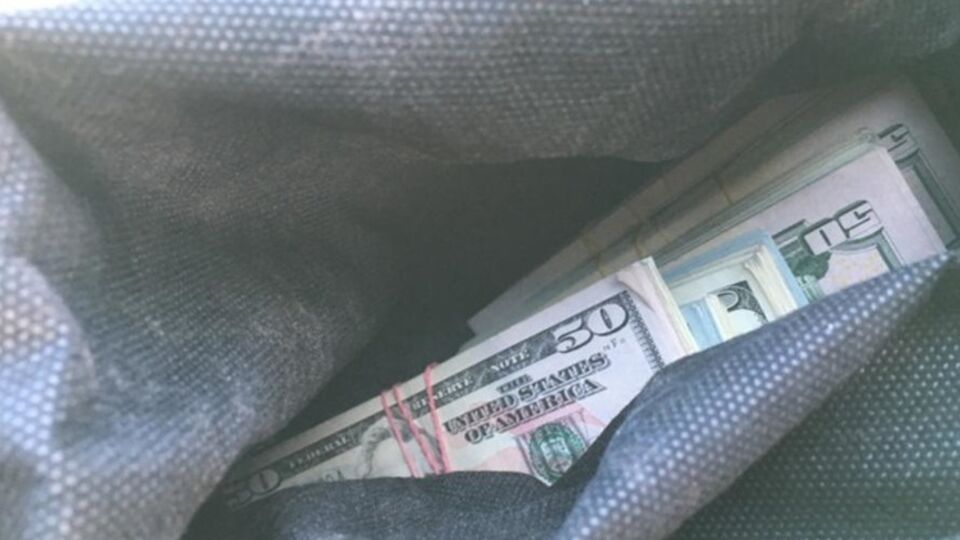 Пограничники нашли валюту в подушке безопасности