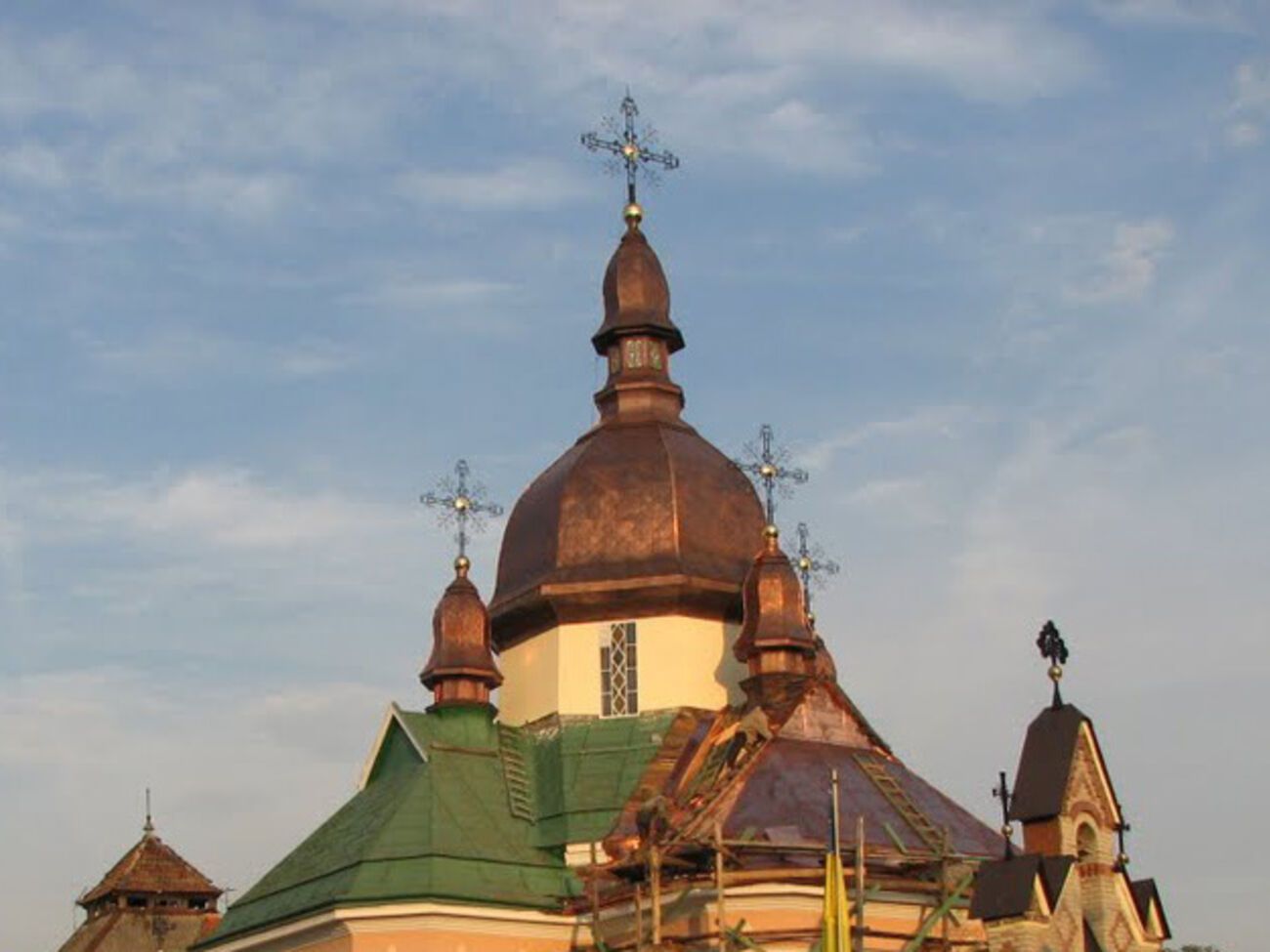 На ул. Варшавской во Львове расположен греко-католический храм Св. Апостола Андрея Первозванного