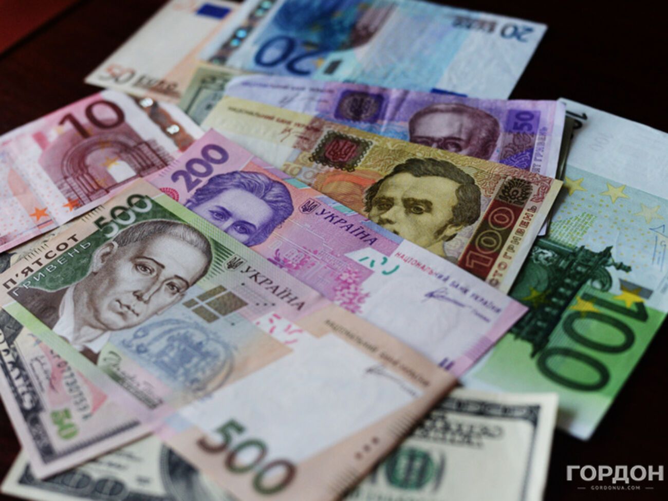 При обысках у фигурантов дела найдены крупные суммы в гривне и долларах