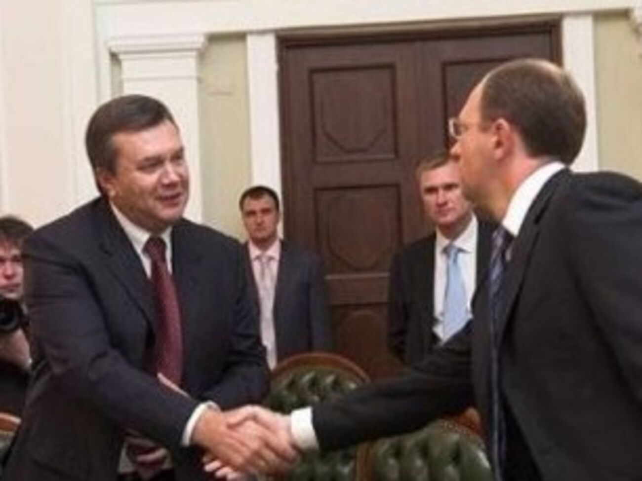 Монгольский президент сыграл собственного парикмахера