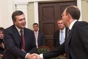 Монгольский президент сыграл собственного парикмахера