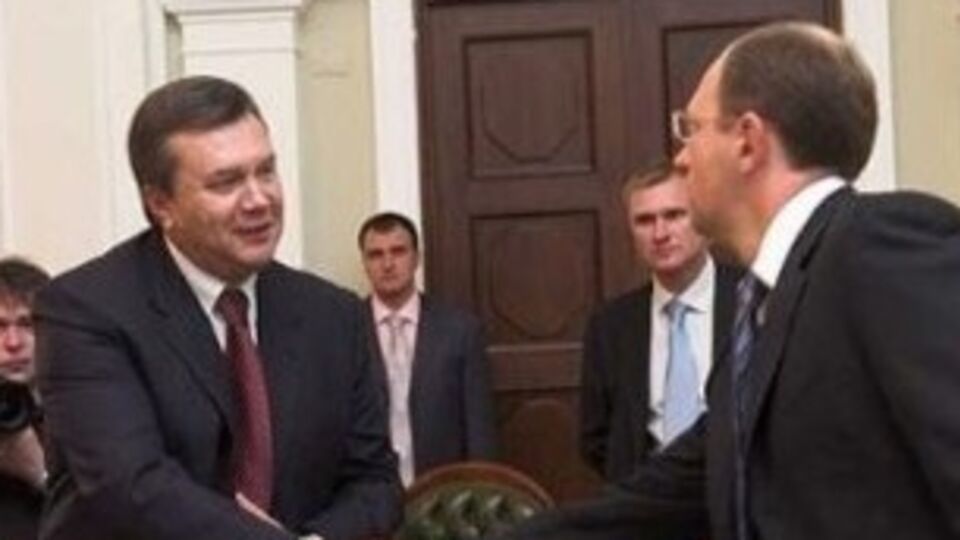 Монгольский президент сыграл собственного парикмахера