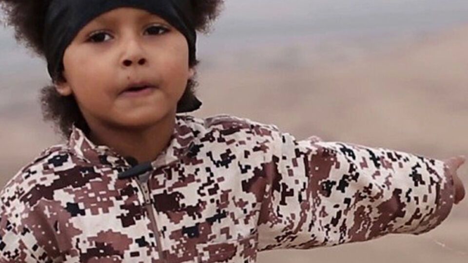 Четырехлетний мальчик снялся в видео казни пятерых "британских шпионов"