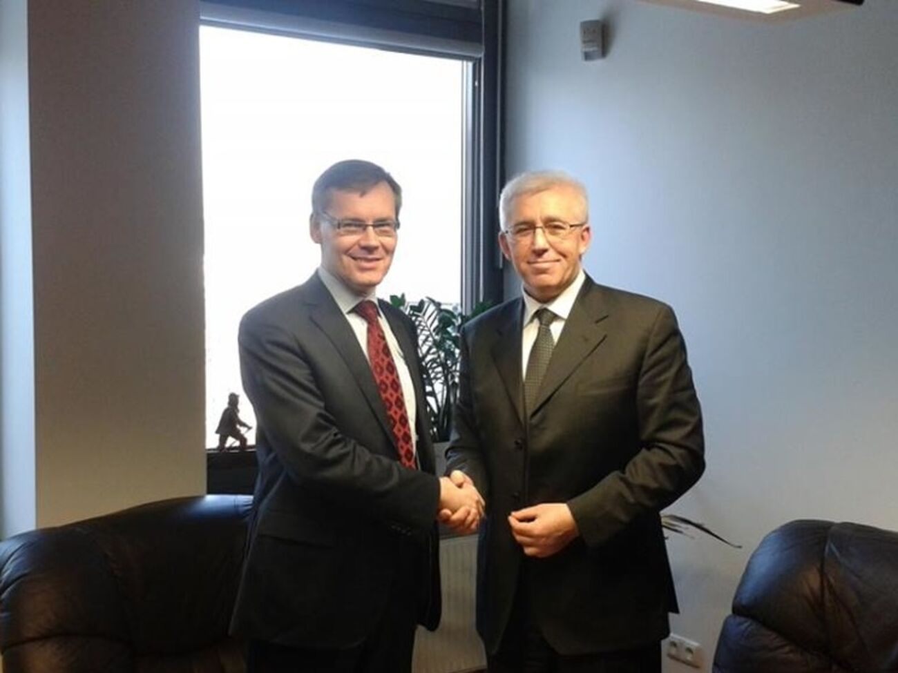 Вице-министр иностранных дел&nbsp;Литвы&nbsp;Андрюс&nbsp;Кривас (слева)&nbsp;и посол Украины в Литве Владимир&nbsp;Яценковский