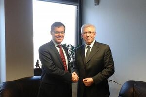 Вице-министр иностранных дел Литвы Андрюс Кривас (слева) и посол Украины в Литве Владимир Яценковский