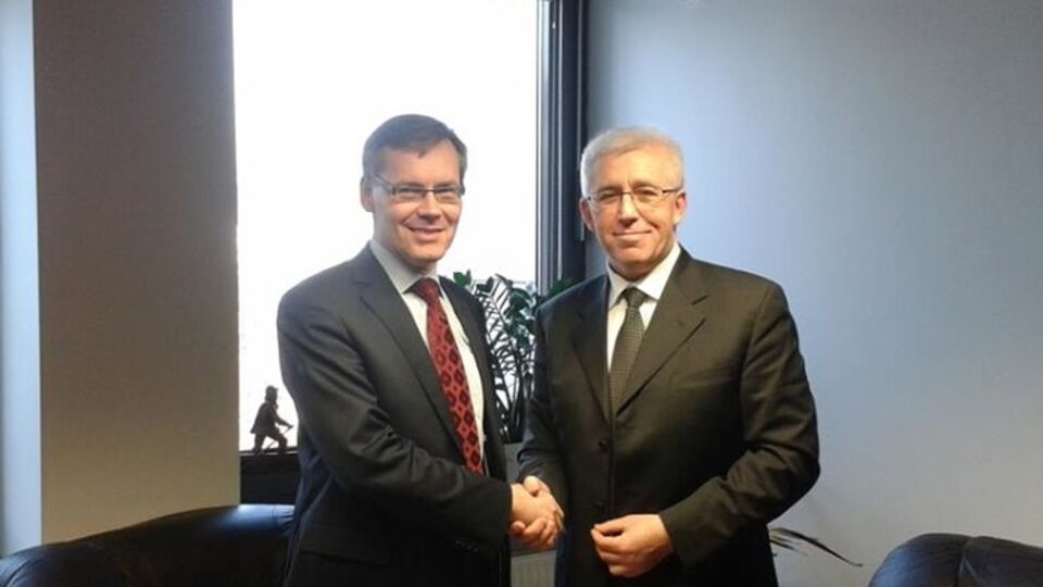 Вице-министр иностранных дел Литвы Андрюс Кривас (слева) и посол Украины в Литве Владимир Яценковский