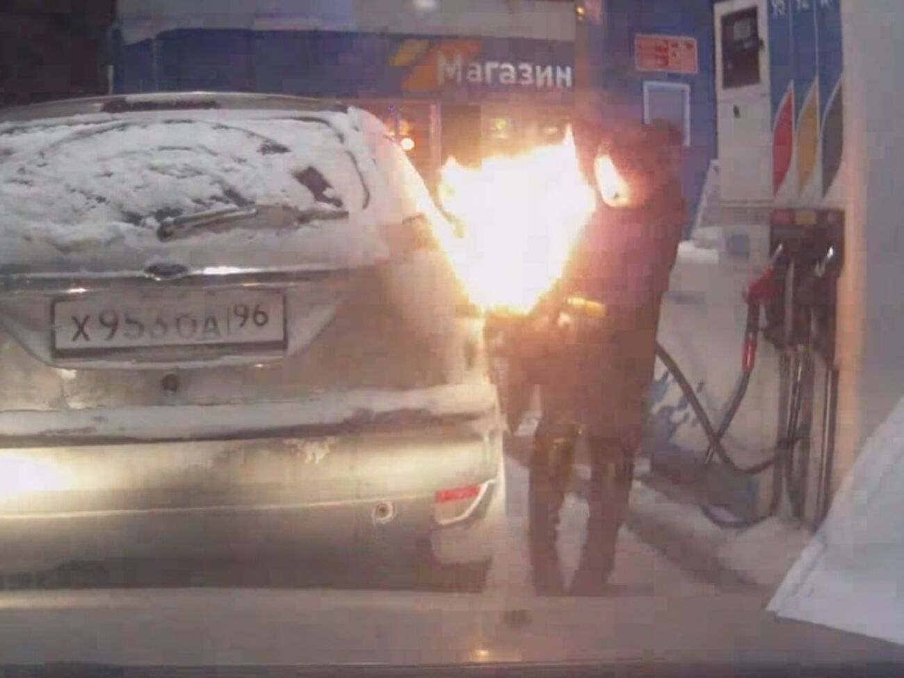 Женщина подожгла свой автомобиль на заправке