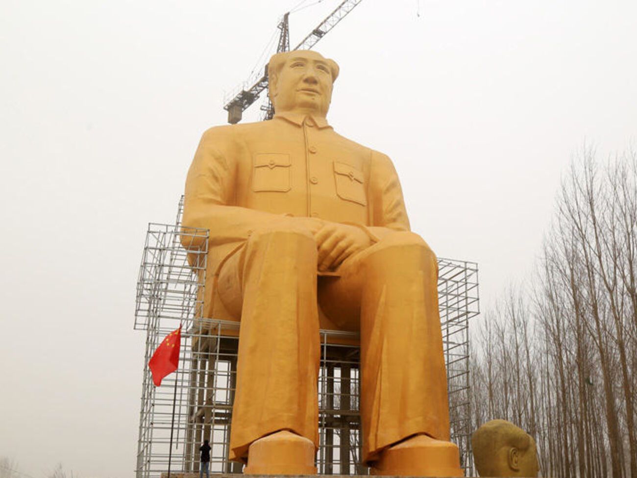 В Китае построили 36-метровую статую Мао Цзэдуна. Фоторепортаж
