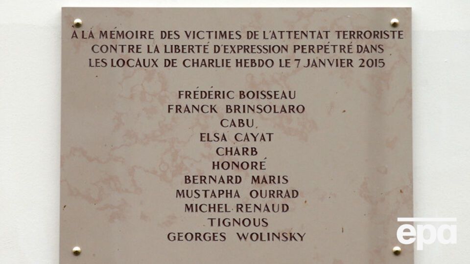 На табличке неправильно написали фамилию одного из погибших карикатуристов