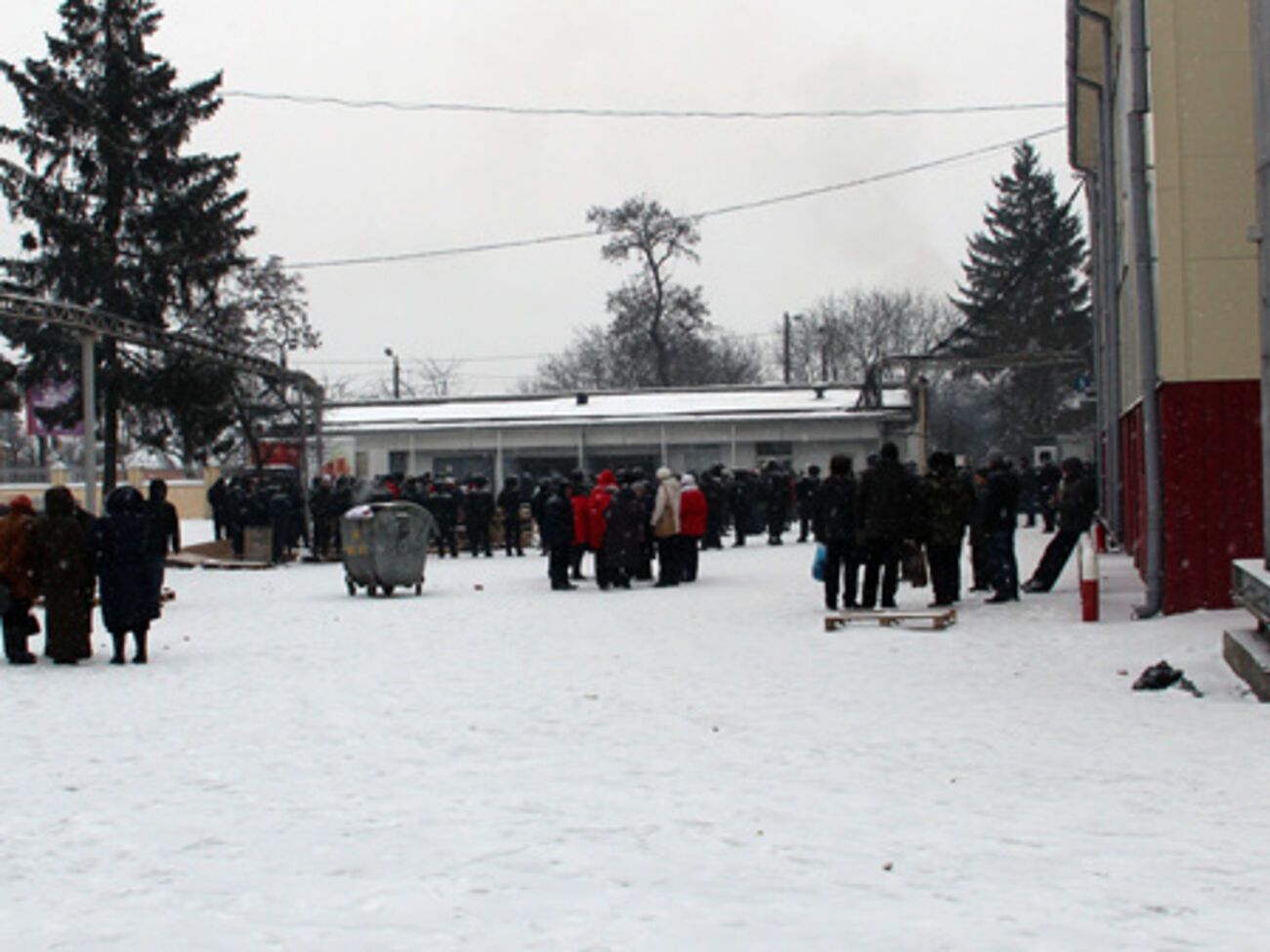 "Под давлением полиции и по достигнутым договоренностям" кондитерскую фабрику покинули как работники, так и посторонние лица