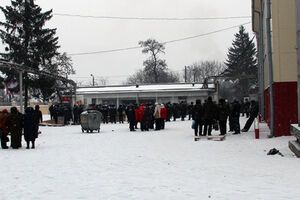 "Под давлением полиции и по достигнутым договоренностям" кондитерскую фабрику покинули как работники, так и посторонние лица