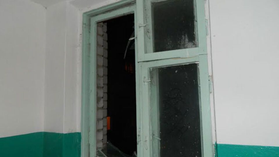 В подъезде жилого дома кто-то взорвал гранату