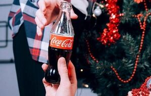 На странице в социальной сети "ВКонтакте" российского представительства компании Coca-Cola остались только политически нейтральные изображения