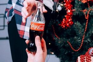 На странице в социальной сети "ВКонтакте" российского представительства компании Coca-Cola остались только политически нейтральные изображения