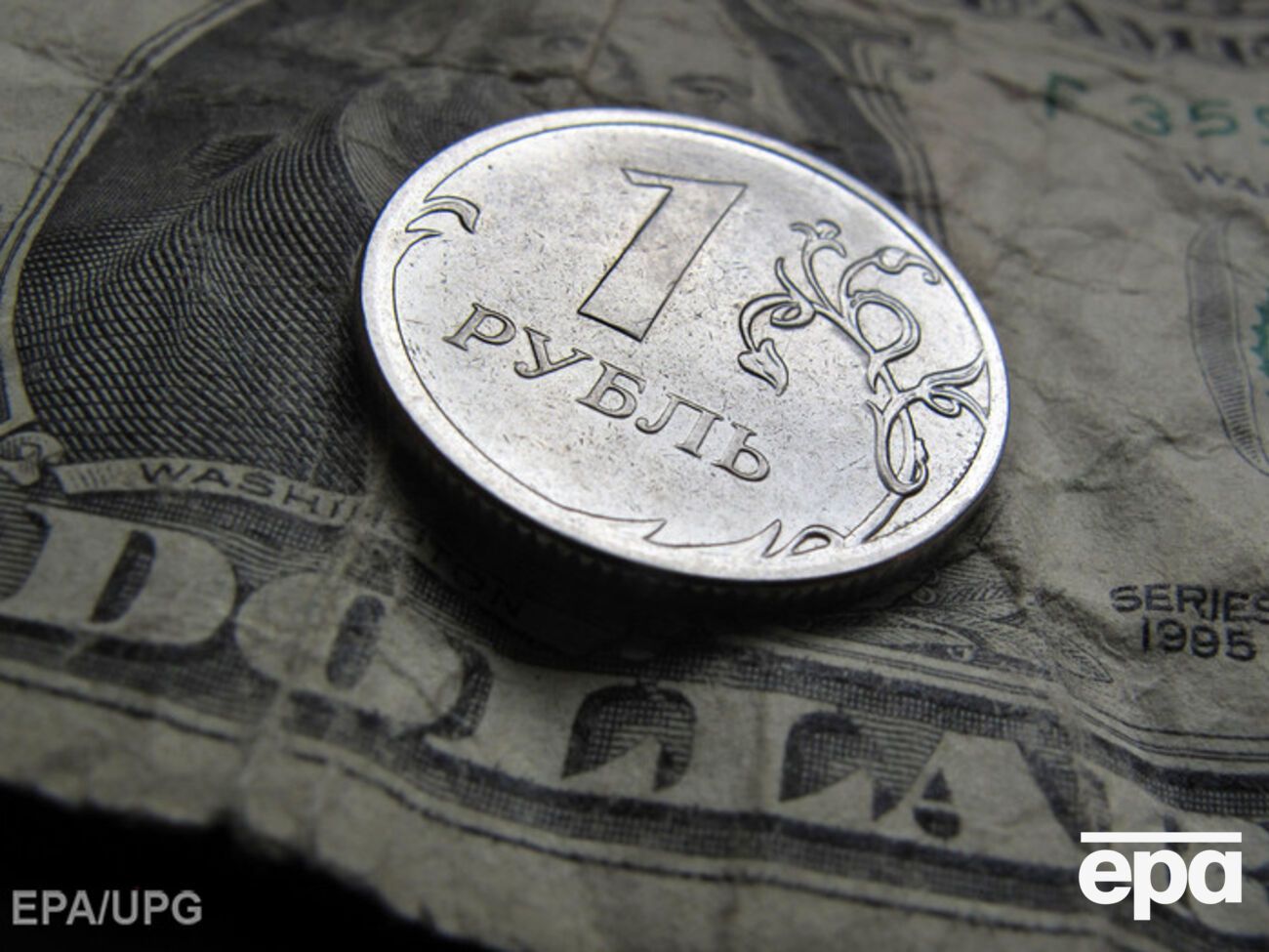 Рубль продолжает бить рекорды падения