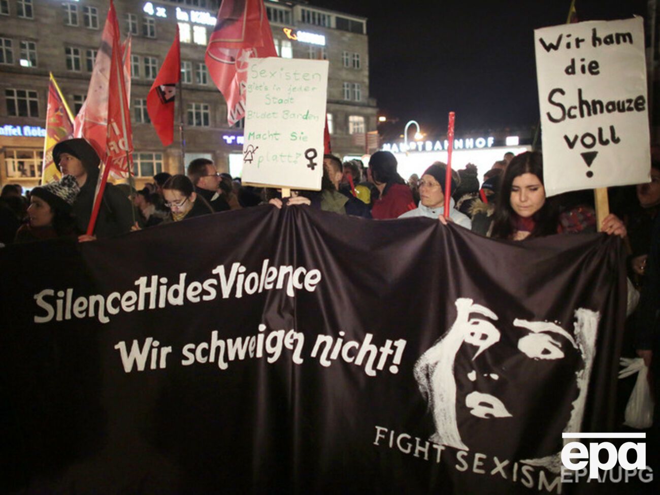 Сотни людей вышли на улицы Кельна в связи с массовыми нападениями на женщин в новогоднюю ночь. Фоторепортаж