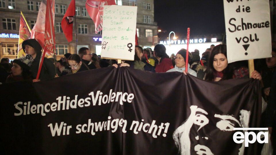 Сотни людей вышли на улицы Кельна в связи с массовыми нападениями на женщин в новогоднюю ночь. Фоторепортаж