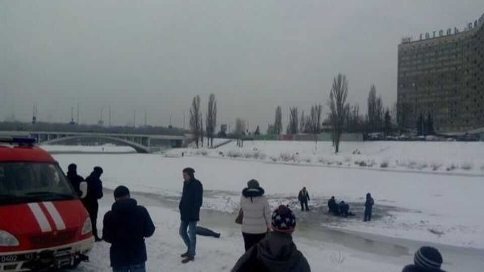 Спасательная операция на Русановке в Киеве