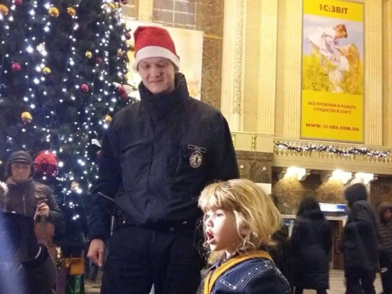 В канун Рождества на киевском вокзале полицейские угощали детей конфетами. Фоторепортаж